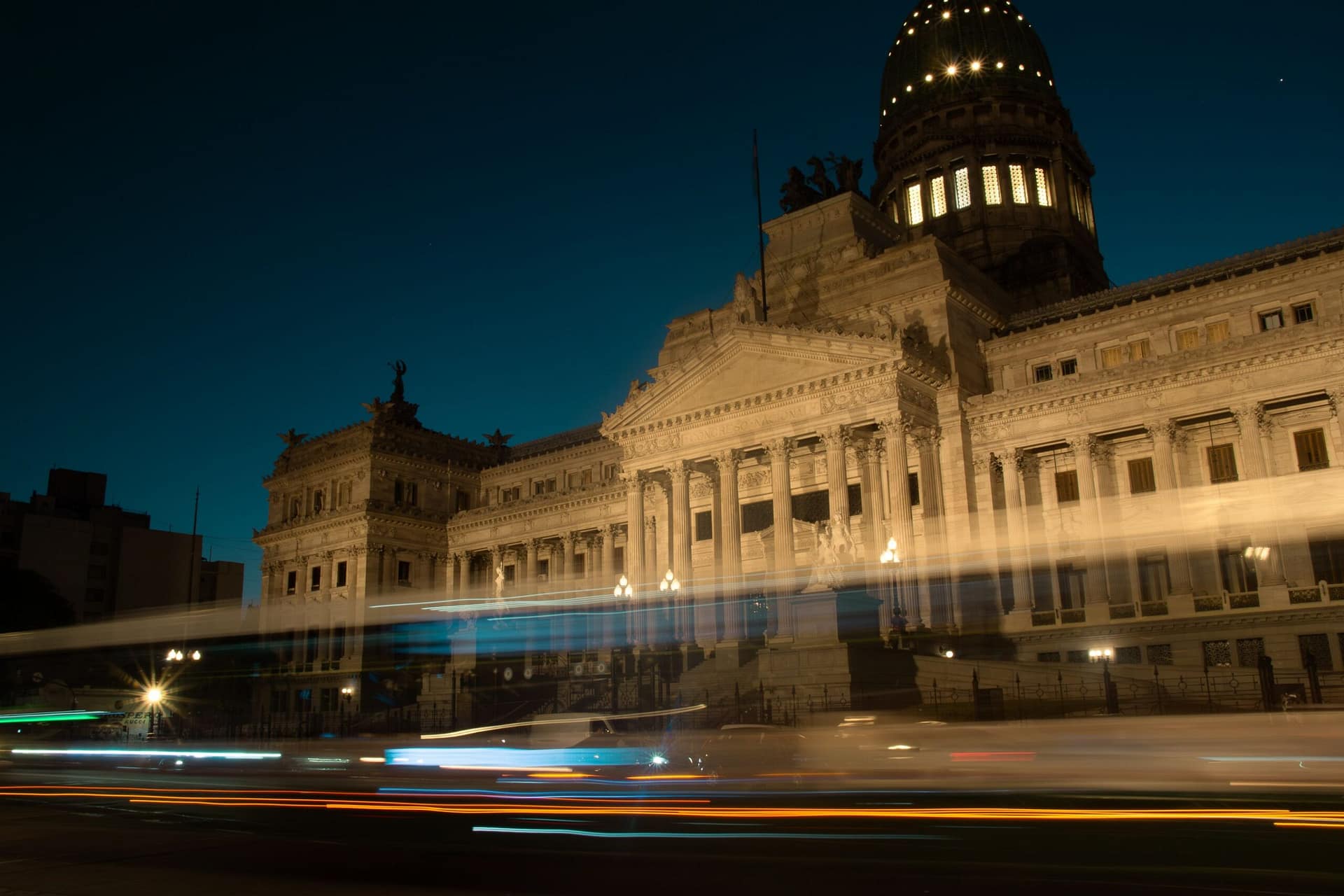 Congreso de la Nación Argentina de noche, sede de la actividad legislativa